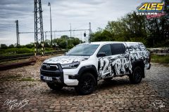 studio-ales-car-wrap-polep-aut-celopolep-polepaut-reklama-na-auto-2pack-toyota-hilux-folie-na-aut-4-scaled