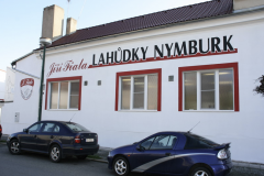 malba-na-fasadu-fiala-lahudky