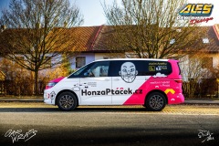 studio-ales-car-wrap-polep-aut-polepaut-reklama-na-auto-honza-ptacek-VW-multivan-magenta-2_resize