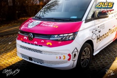 studio-ales-car-wrap-polep-aut-polepaut-reklama-na-auto-honza-ptacek-VW-multivan-magenta-5_resize