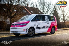 studio-ales-car-wrap-polep-aut-polepaut-reklama-na-auto-honza-ptacek-VW-multivan-magenta_resize