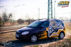 studio-ales-car-wrap-polep-aut-design-reklama-na-roomster-real-geek-scaled